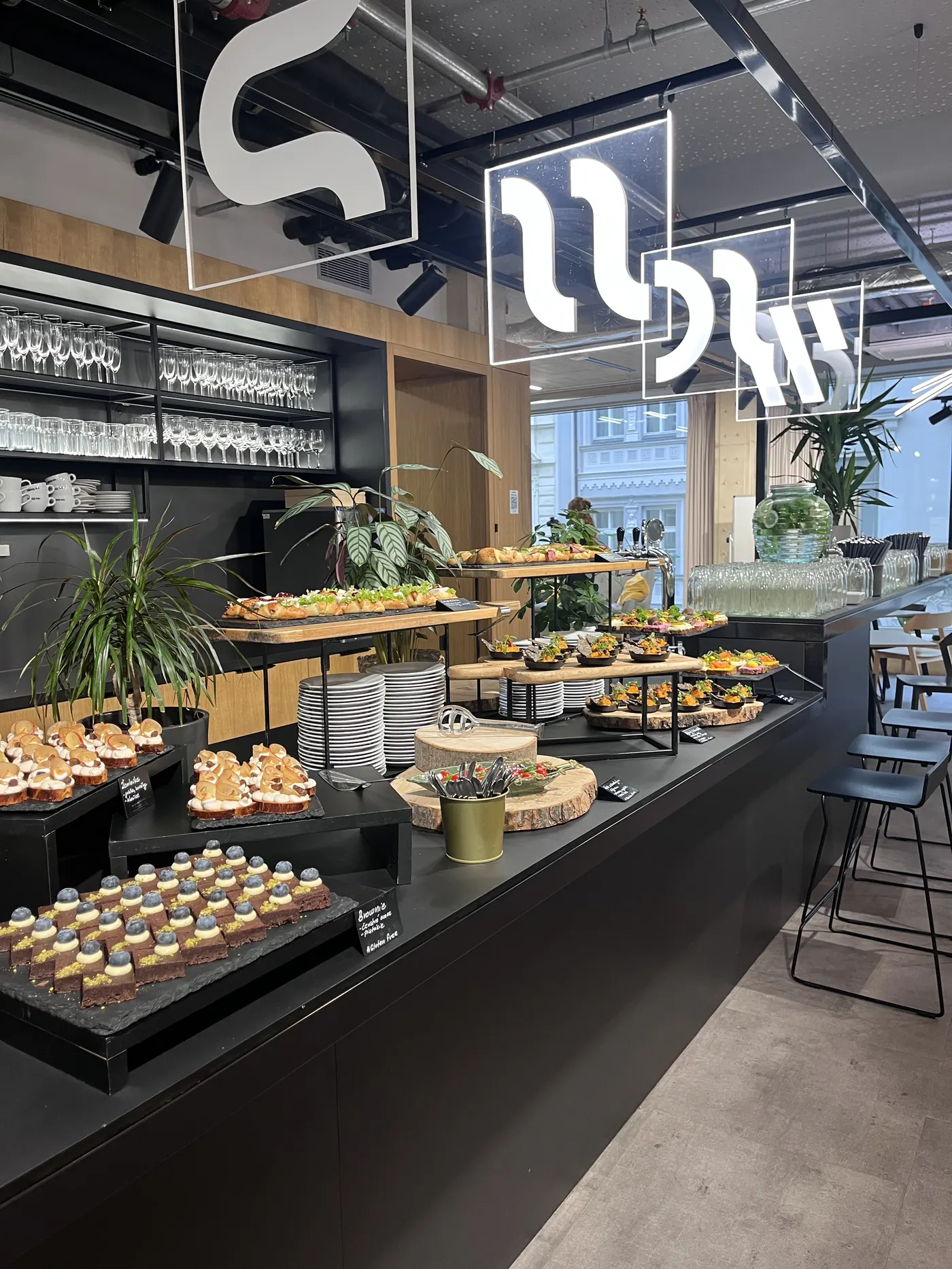 Bar ve foyer s připraveným občerstvením