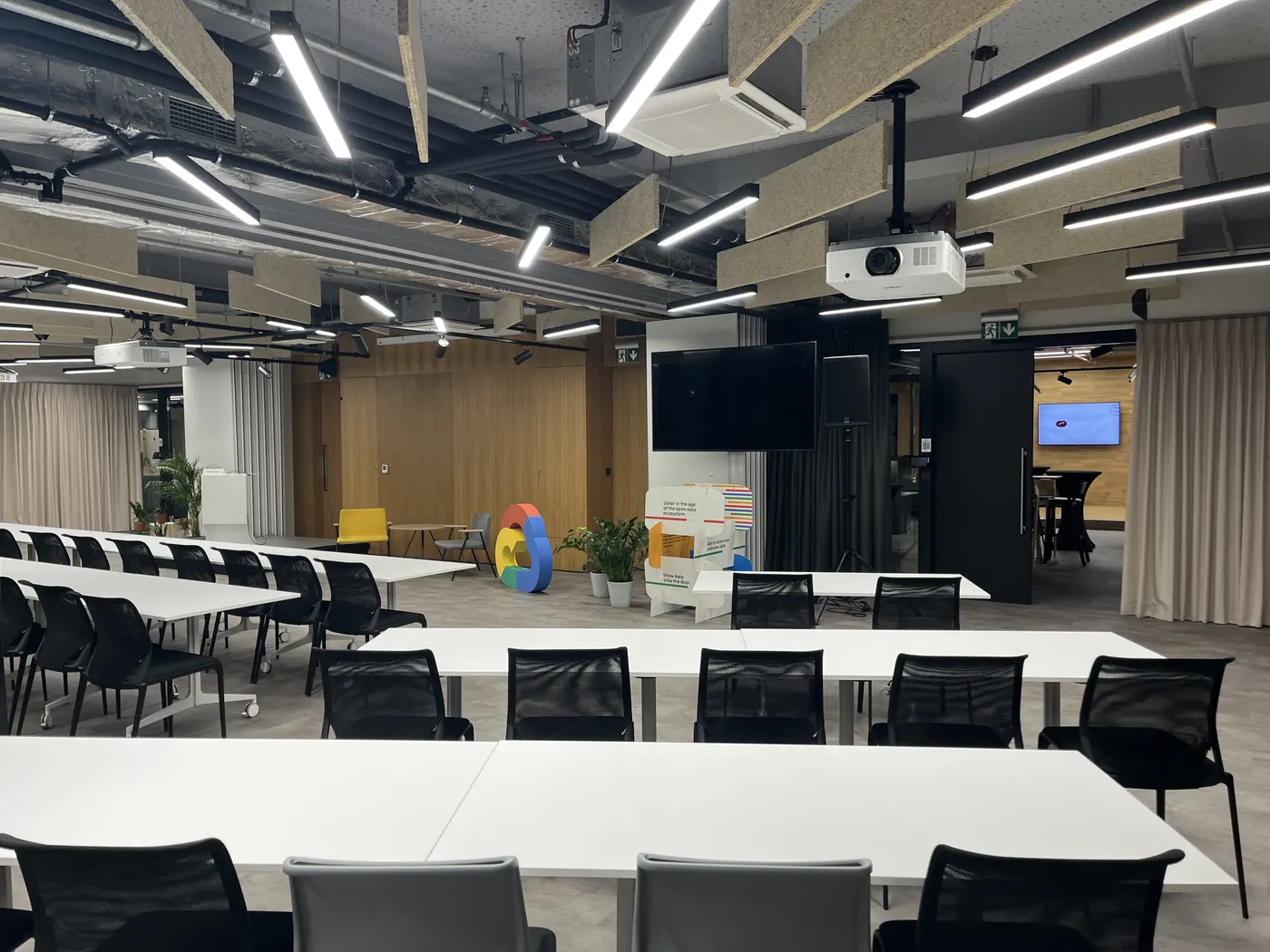 Hlavní sál v uspořádání pro workshop