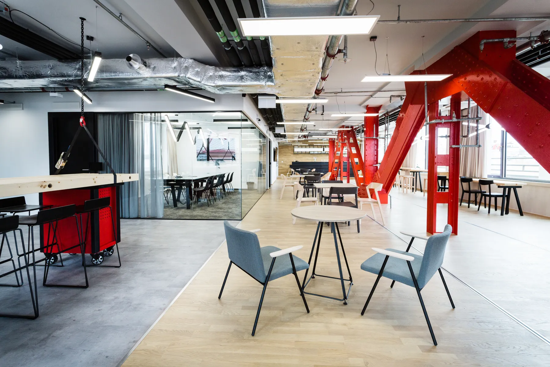 Coworkingové patro Zenwork s červenými nosníky