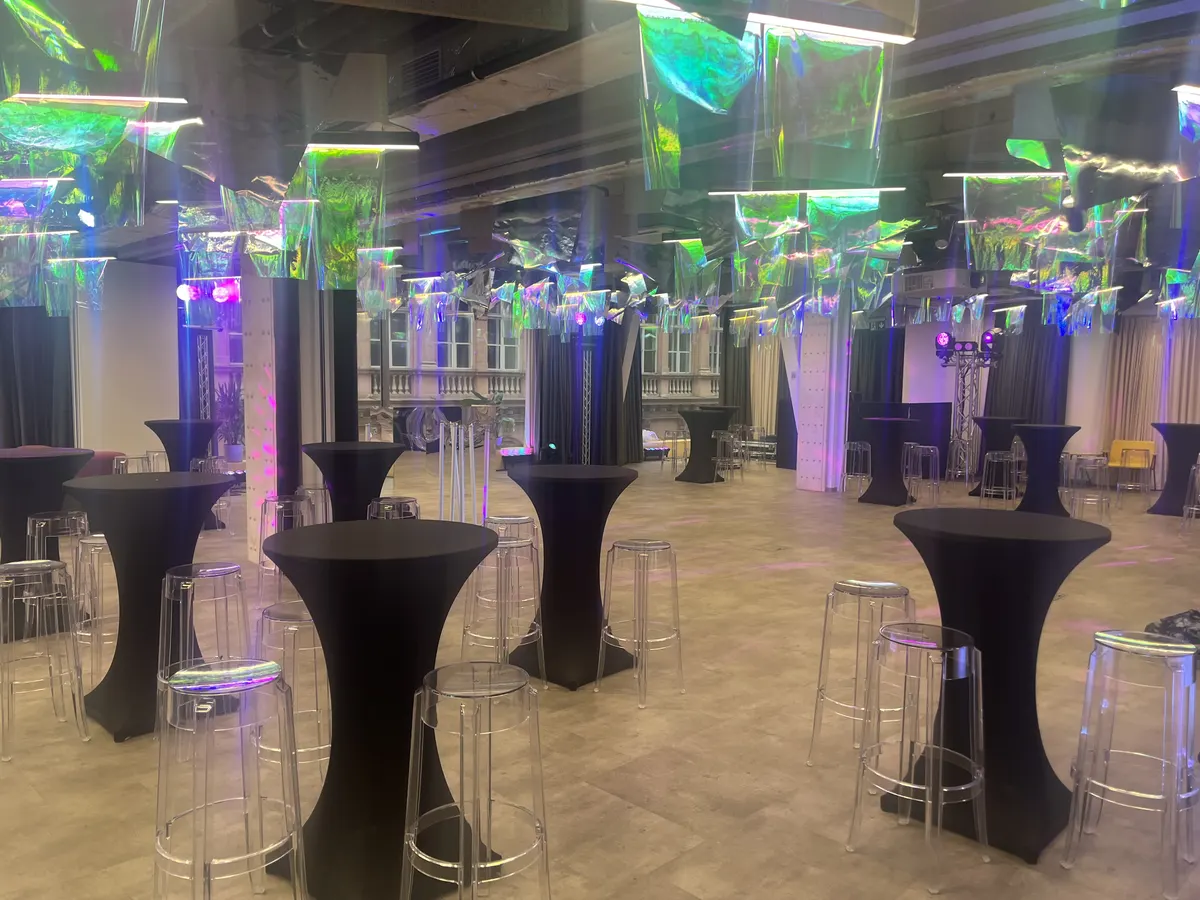 Recepce s koktejlovými stoly ve foyer